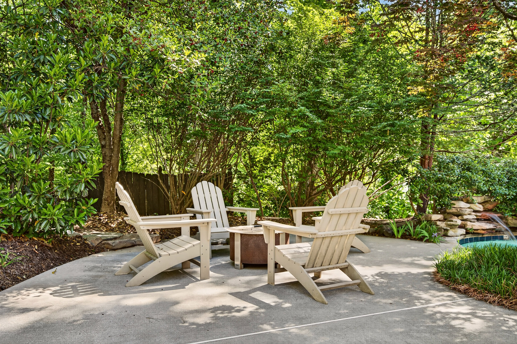  Exceptional Estate with Pool Nestled on 2+/- Private Acres Near Chastain Park - 物件實景