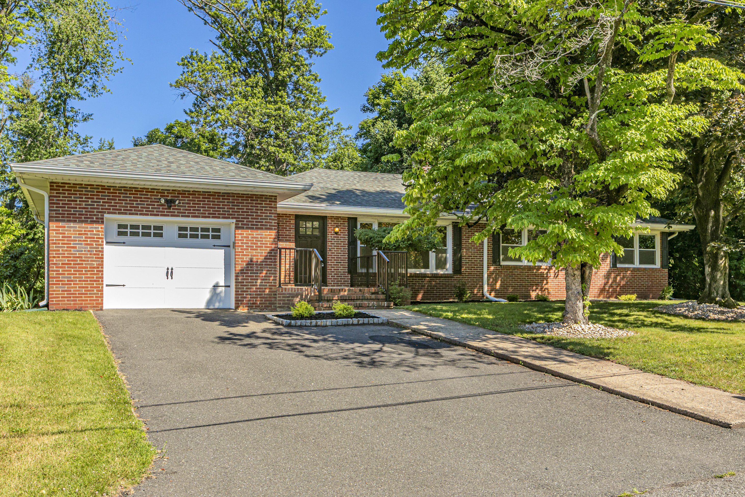  Move-In Ready Ranch in a Terrific Location - 物件實景
