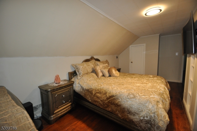 Burlington, Springfield Township`, New Jersey, 07081, United States, 4 Bedrooms Bedrooms, ,3 BathroomsBathrooms,Residential,For Sale,1979460