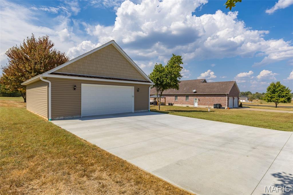 Farmington, Missouri, 63640, United States, 3 Bedrooms Bedrooms, ,3 BathroomsBathrooms,Residential,For Sale,1947219