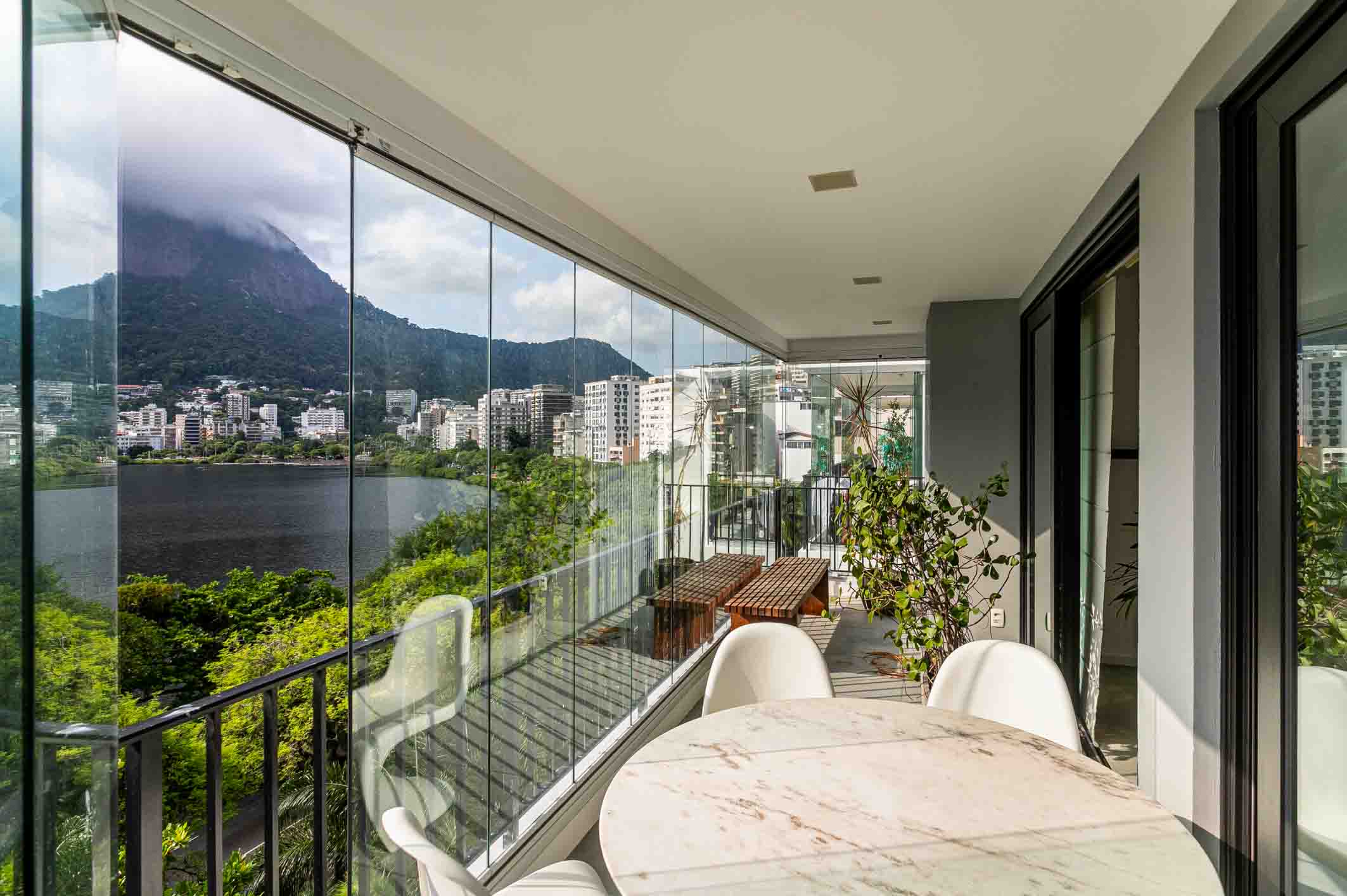  1,076 sq. ft apartment with panoramic Lagoa views and signed design - 物件實景