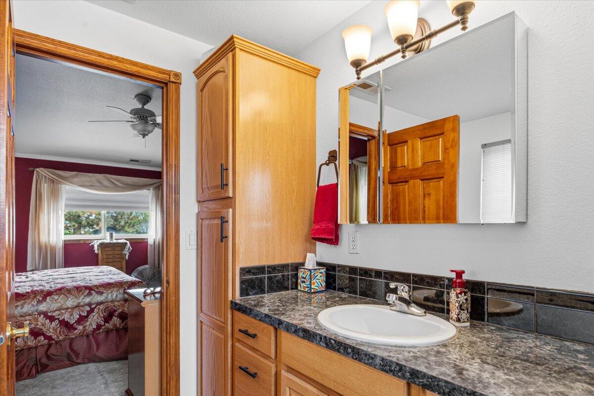 Redmond, Oregon, 97756, United States, 4 Bedrooms Bedrooms, ,2 BathroomsBathrooms,Residential,For Sale,2039824