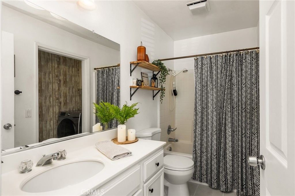 Lake Forest, California, 92610, United States, 2 Bedrooms Bedrooms, ,2 BathroomsBathrooms,Residential,For Sale,1846936