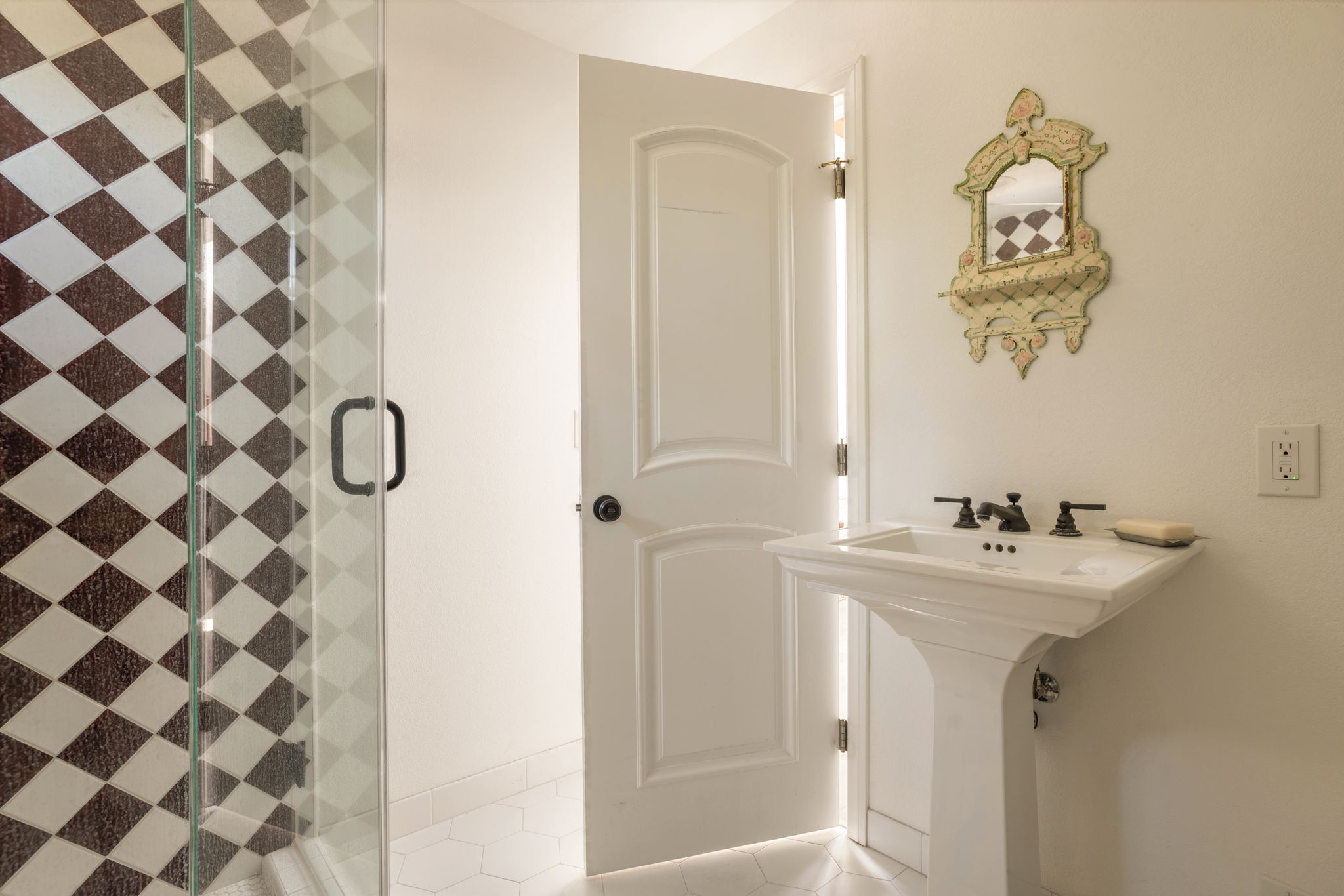  2390 Glenside Lane - 物件實景