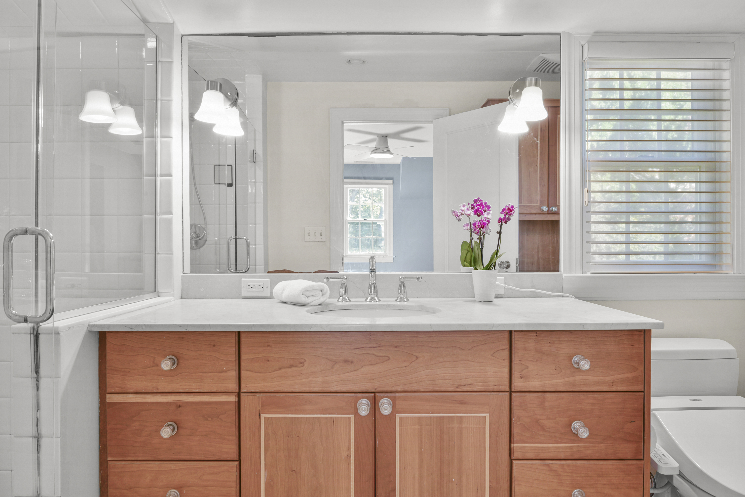  Sun-Filled Larchmont Woods Colonial - 物件實景