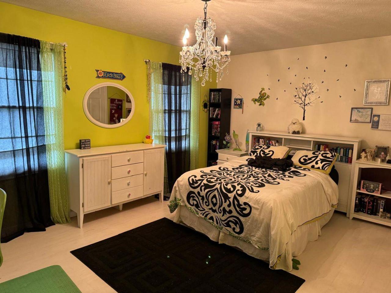 Bloomington, Illinois, 61704, United States, 6 Bedrooms Bedrooms, ,5 BathroomsBathrooms,Residential,For Sale,1793888