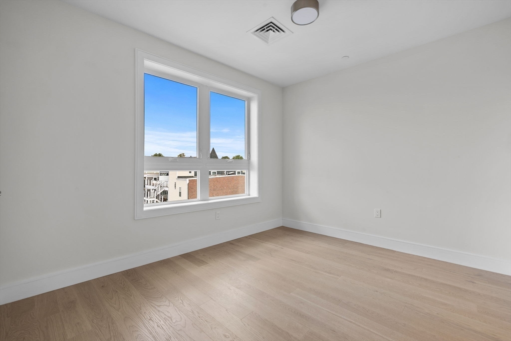 Boston, Massachusetts, 02128, United States, 2 Bedrooms Bedrooms, ,2 BathroomsBathrooms,Residential,For Sale,1977510