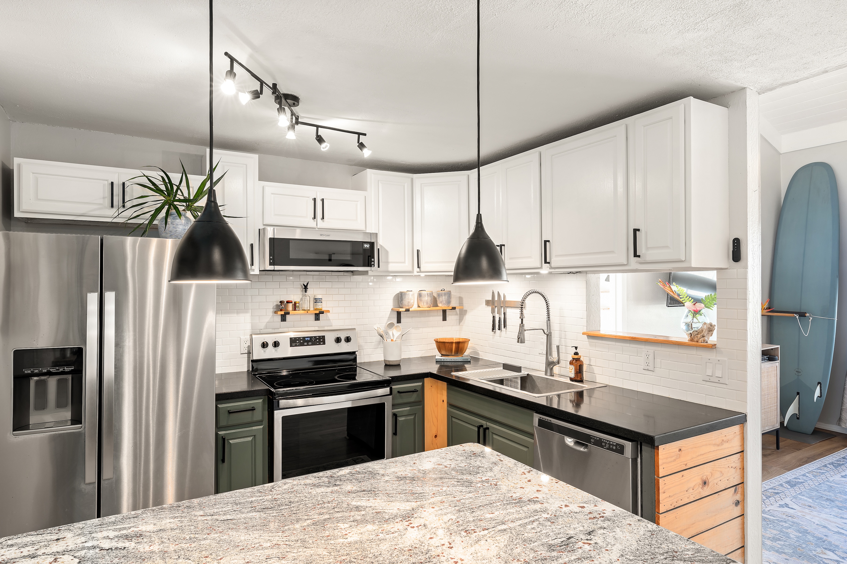  Centrally Located Living with Vaulted Ceilings and Views - 物件實景