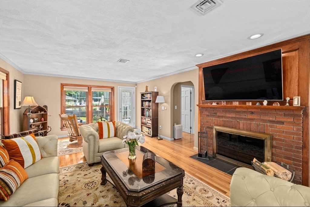 Braintree, Massachusetts, 02184, United States, 5 Bedrooms Bedrooms, ,4 BathroomsBathrooms,Residential,For Sale,1857635