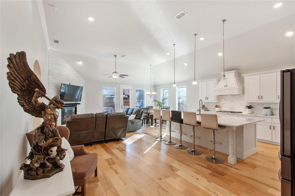 Dallas, Texas, 75212, United States, 3 Bedrooms Bedrooms, ,2 BathroomsBathrooms,Residential,For Sale,2037403