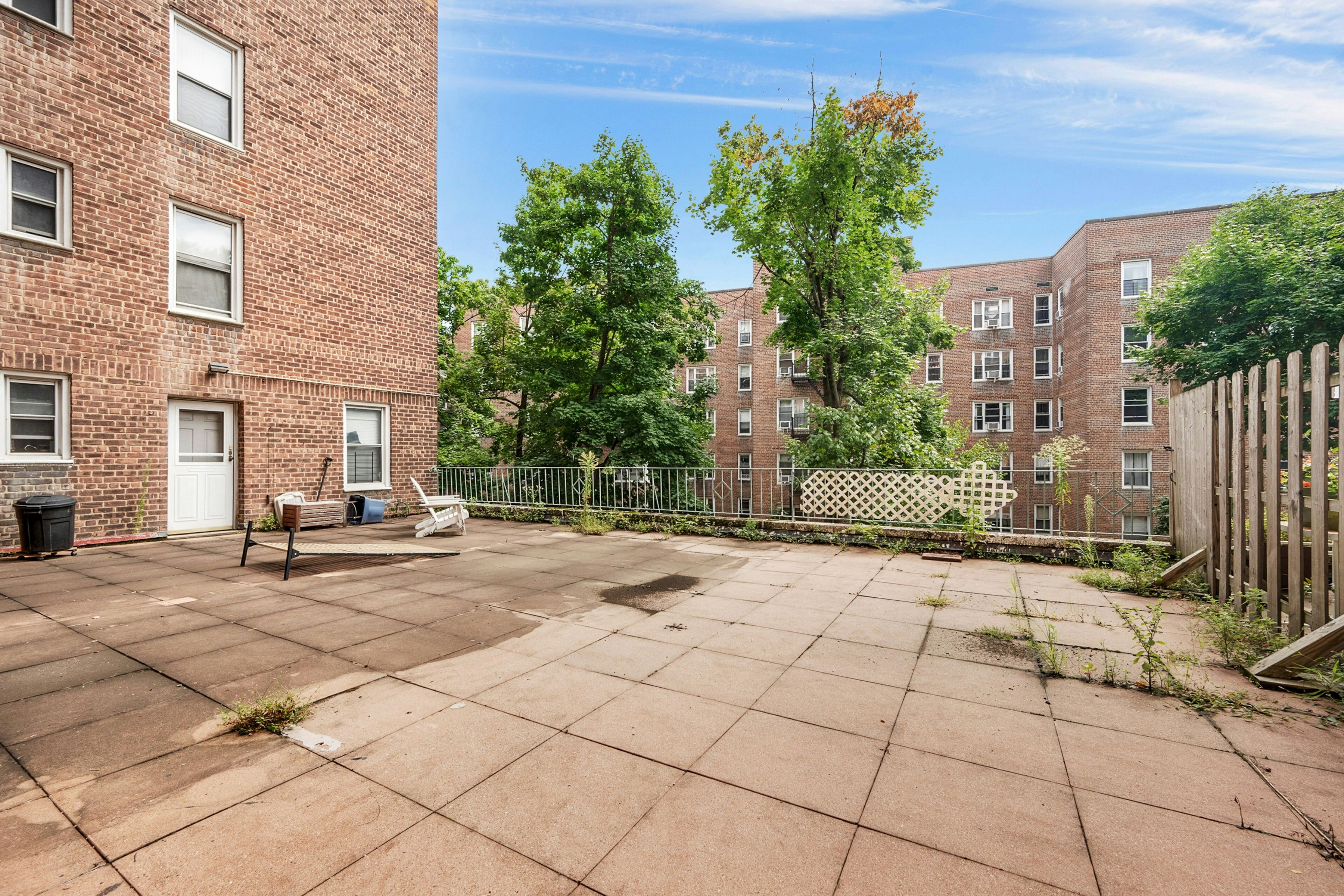  5610 Netherland Avenue - 物件實景