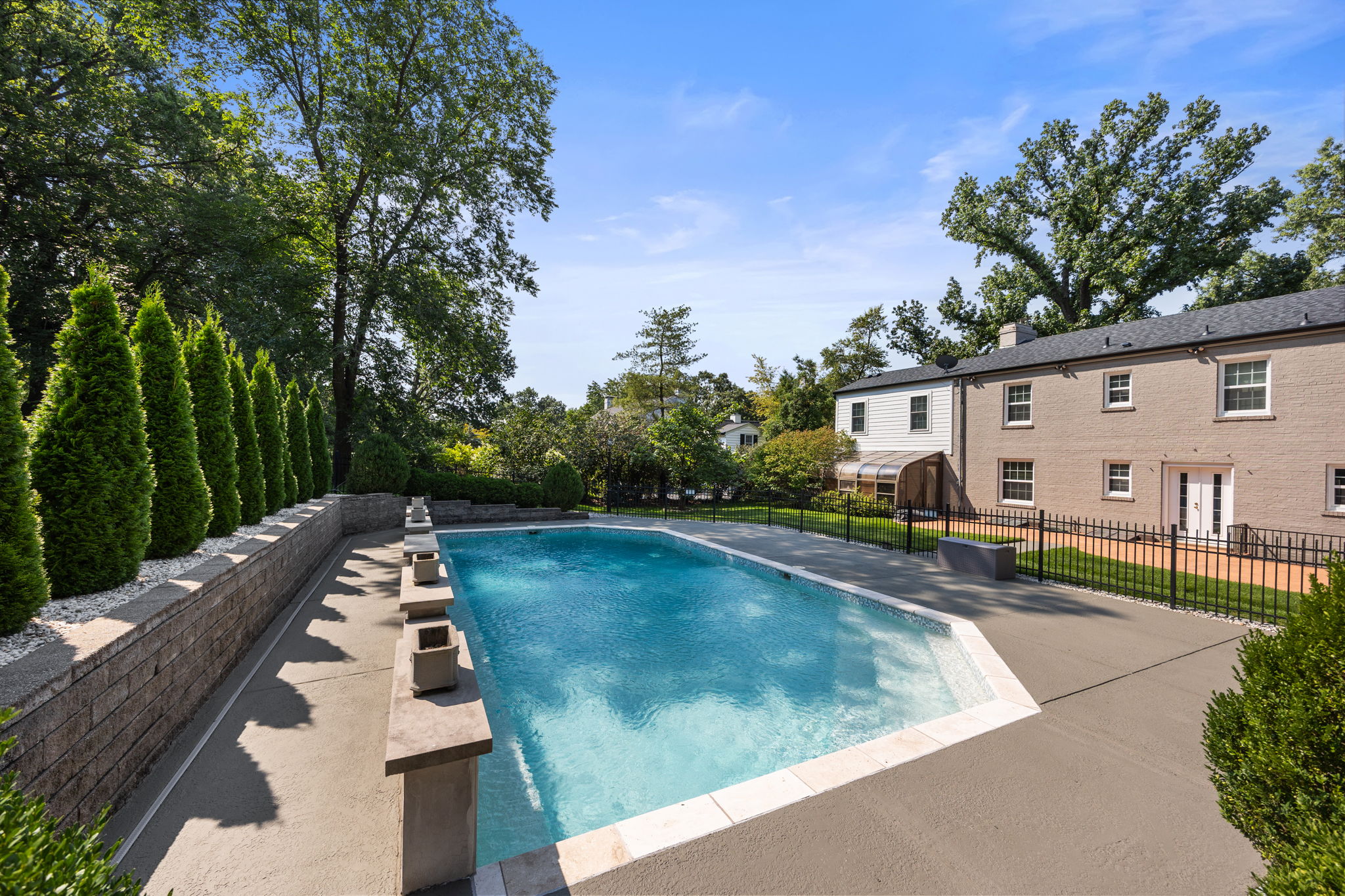  This classic Berkshire home offers curb appeal galore - 物件實景