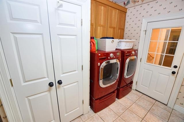 Tahlequah, Oklahoma, 74464, United States, 5 Bedrooms Bedrooms, ,5 BathroomsBathrooms,Residential,For Sale,1977859