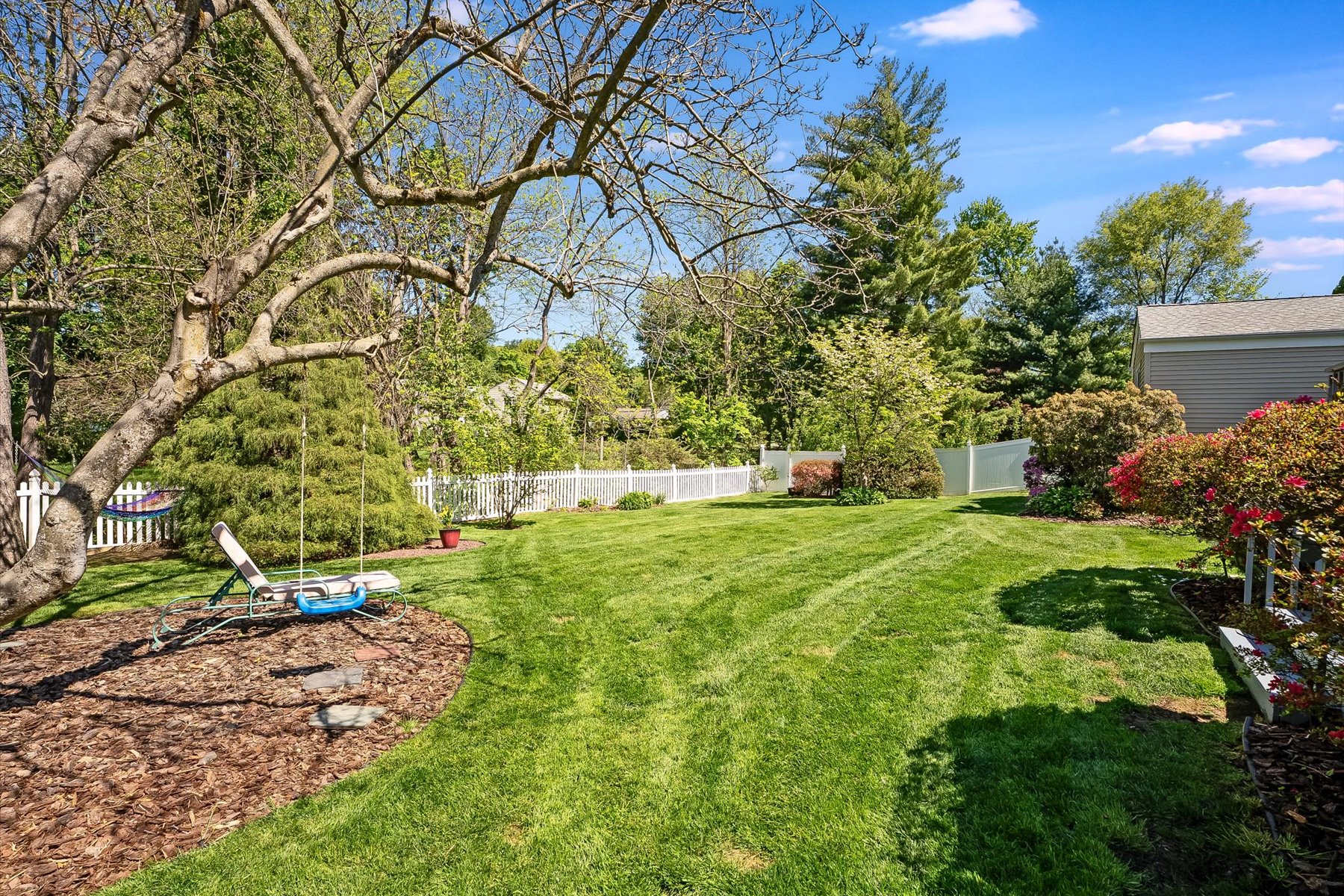  Easy One Floor Ranch Style Home with Vibrant and Perfectly Manicured Property - 物件實景