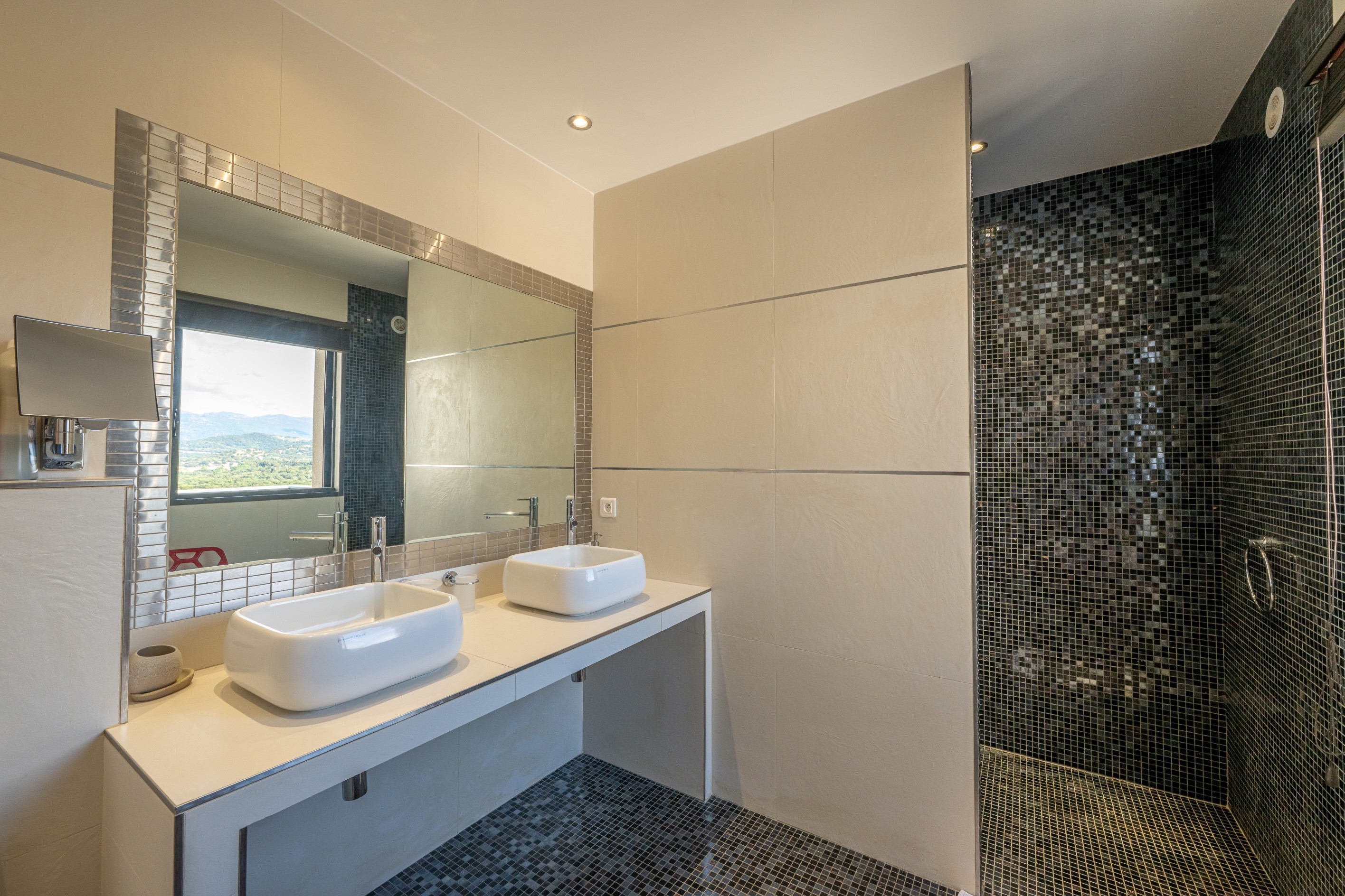  Contemporary 300 sqm villa with a mirror pool in Pinarello – 5 suites - 物件實景