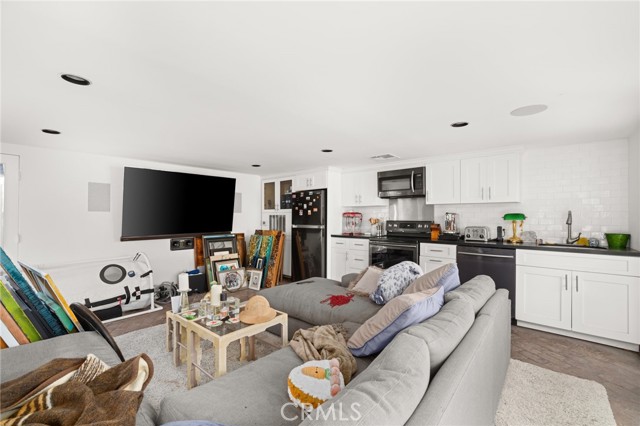 Los Angeles, California, 90064, United States, 6 Bedrooms Bedrooms, ,3 BathroomsBathrooms,Residential,For Sale,1878495