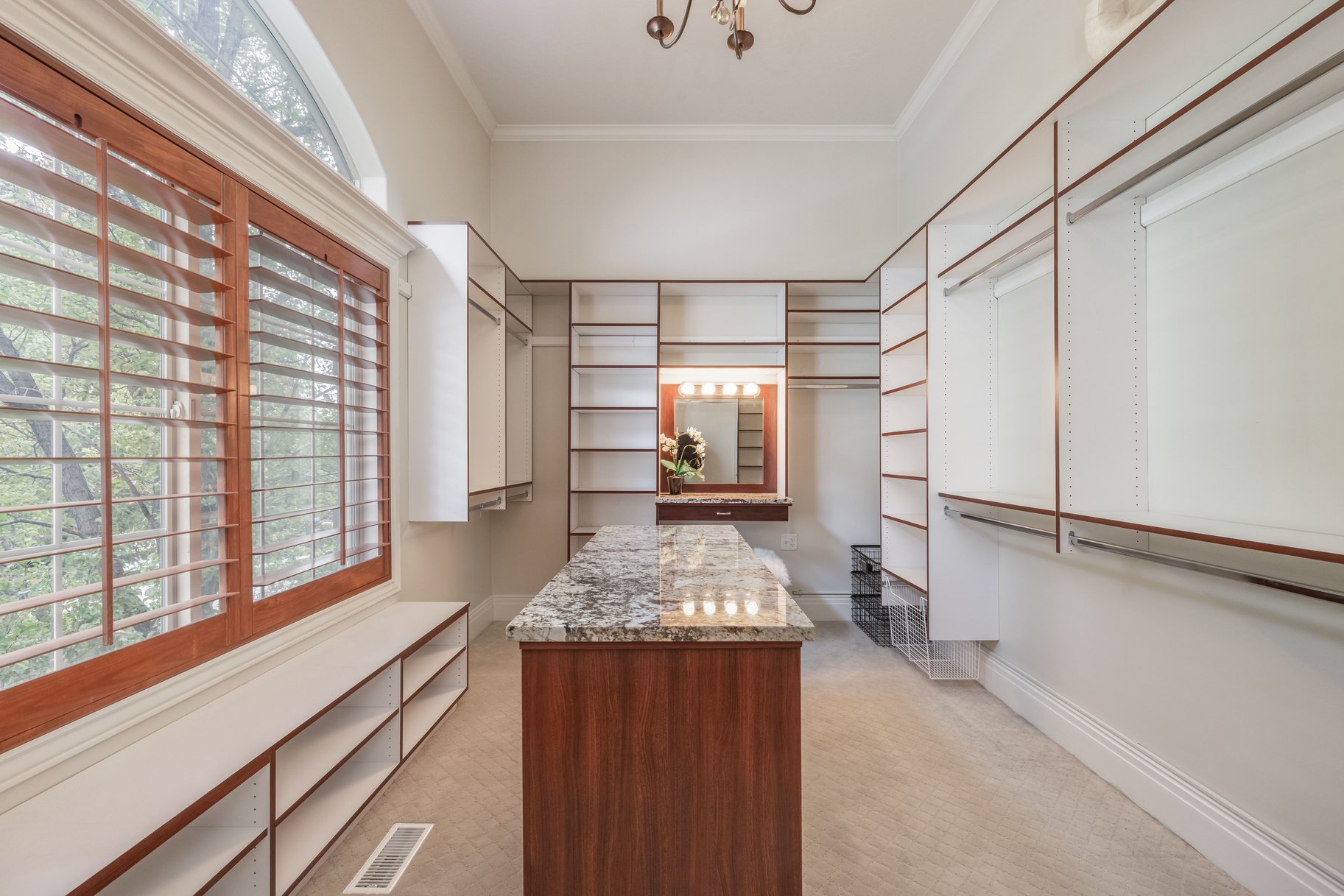  Stately Gated-Community Estate on Nearly Half an Acre: Vaulted Ceilings, Valley - 物件實景