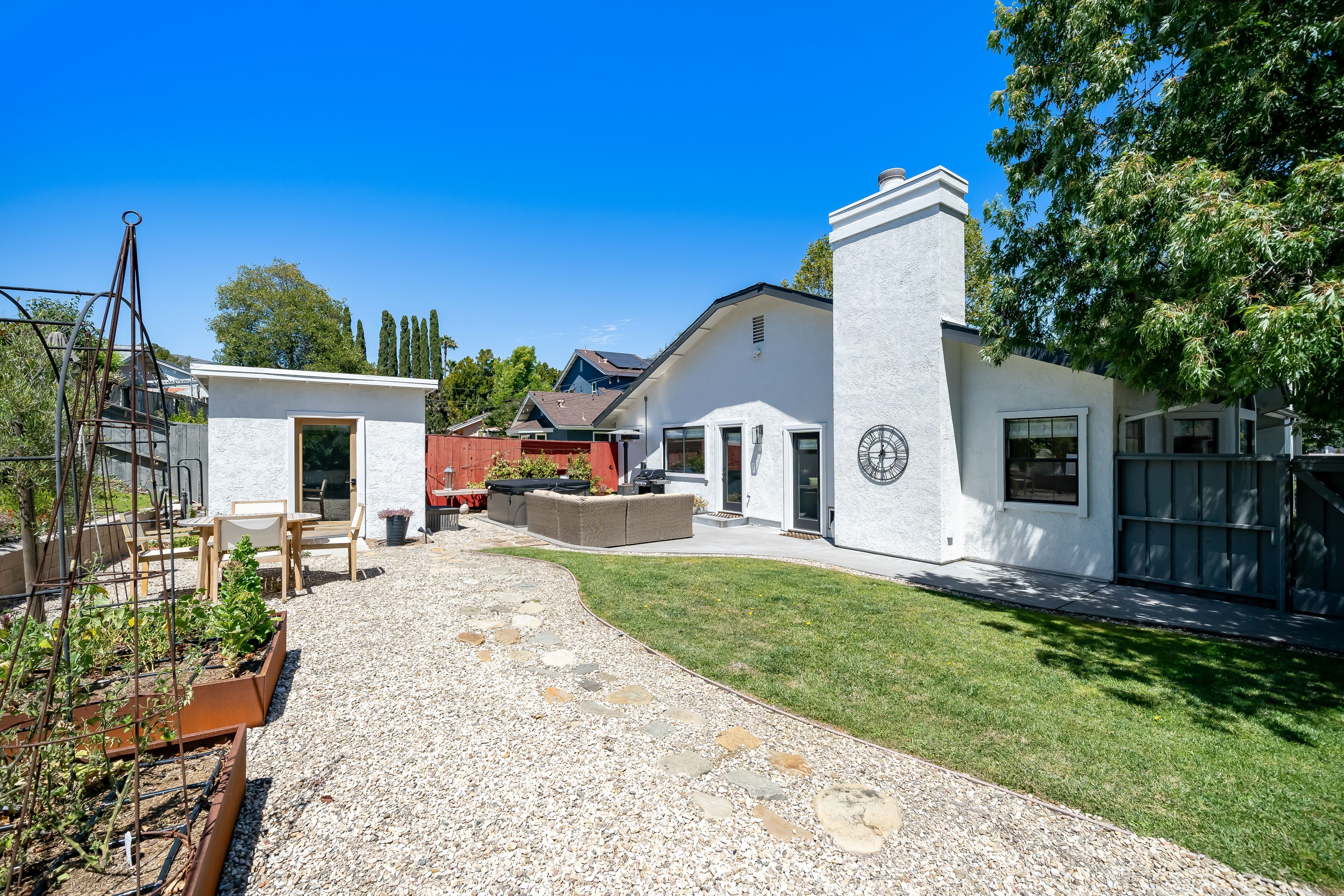  Beautifully Reimagined Corner-Lot Home in French Park - 物件實景