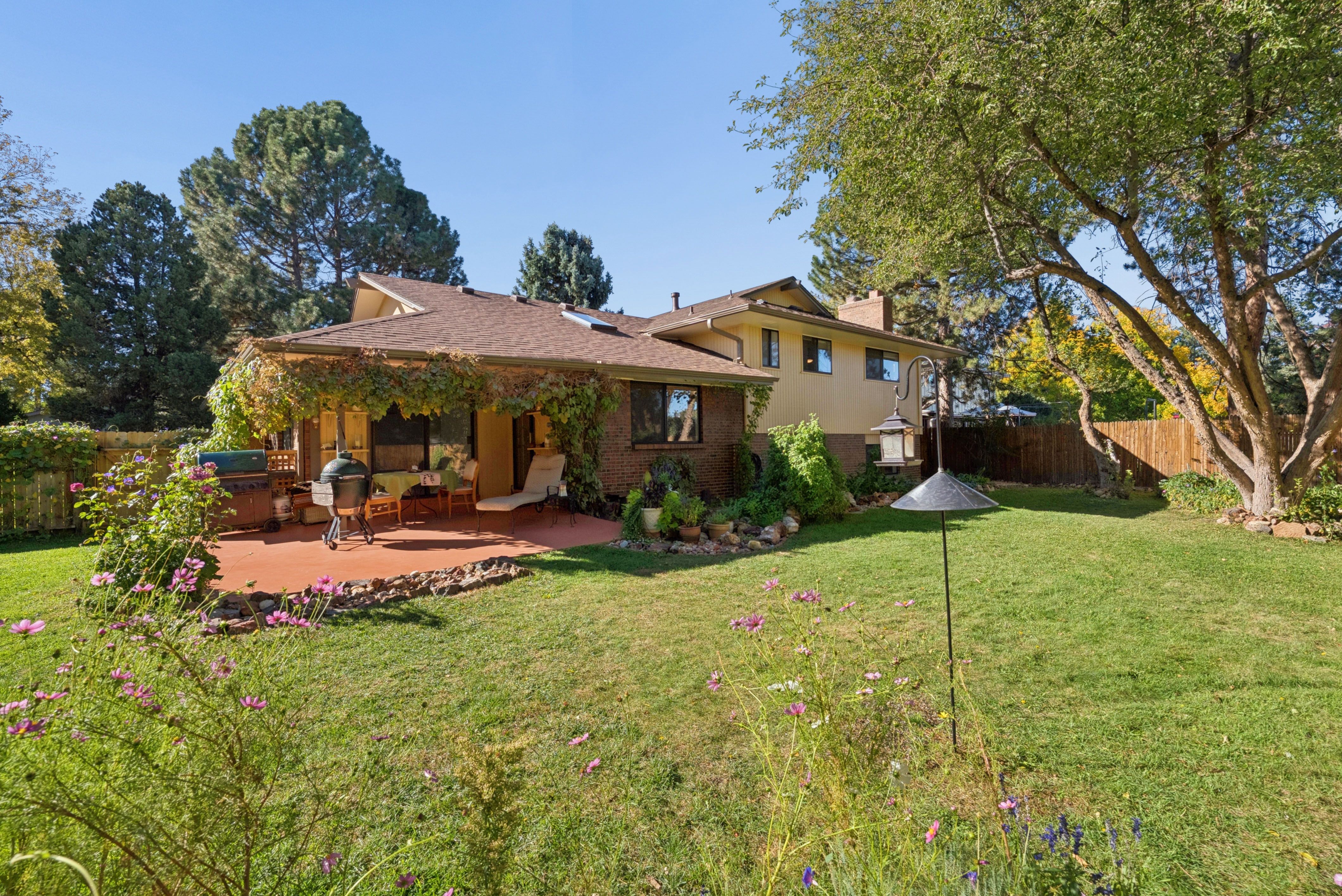  Beautifully refreshed home, tucked away on a quiet street & surrounded by trees - 物件實景