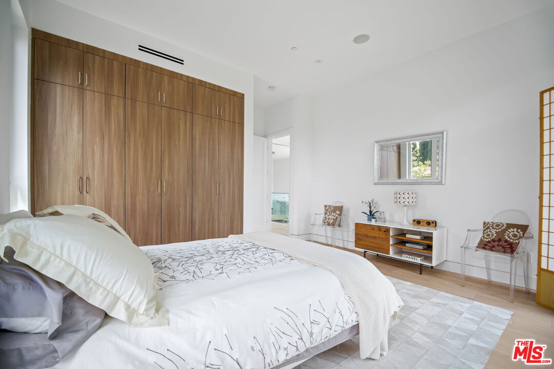 Los Angeles, California, 90046, United States, 5 Bedrooms Bedrooms, ,2 BathroomsBathrooms,Residential,For Sale,1829471