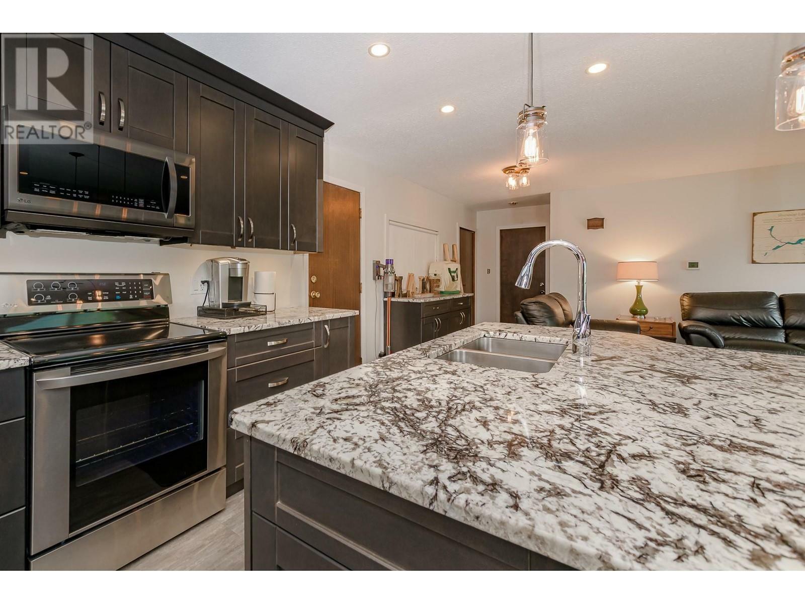 SICAMOUS, British Columbia, V0E 2V1, CA, 3 Bedrooms Bedrooms, ,3 BathroomsBathrooms,Residential,For Sale,1837122