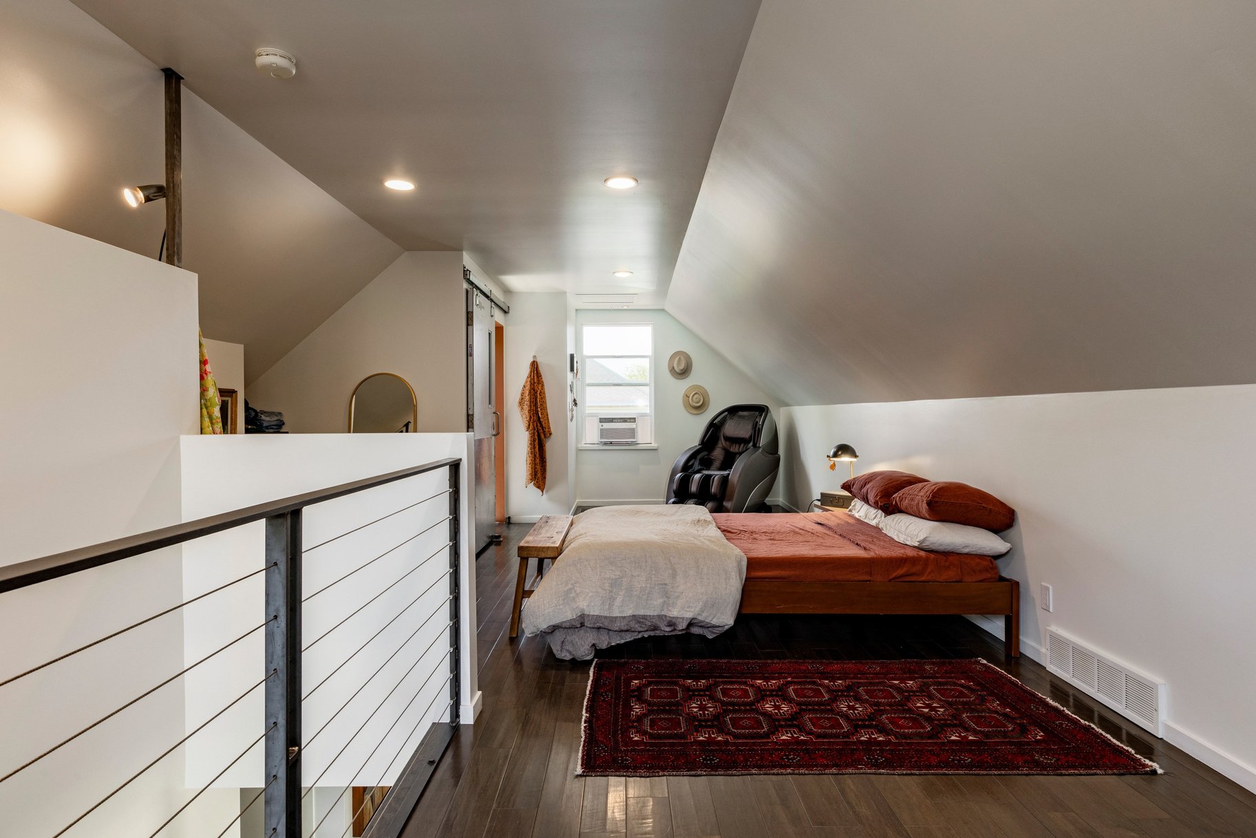  Spacious Millcreek Bungalow with Expansive Backyard & 2-Car Garage - 物件實景