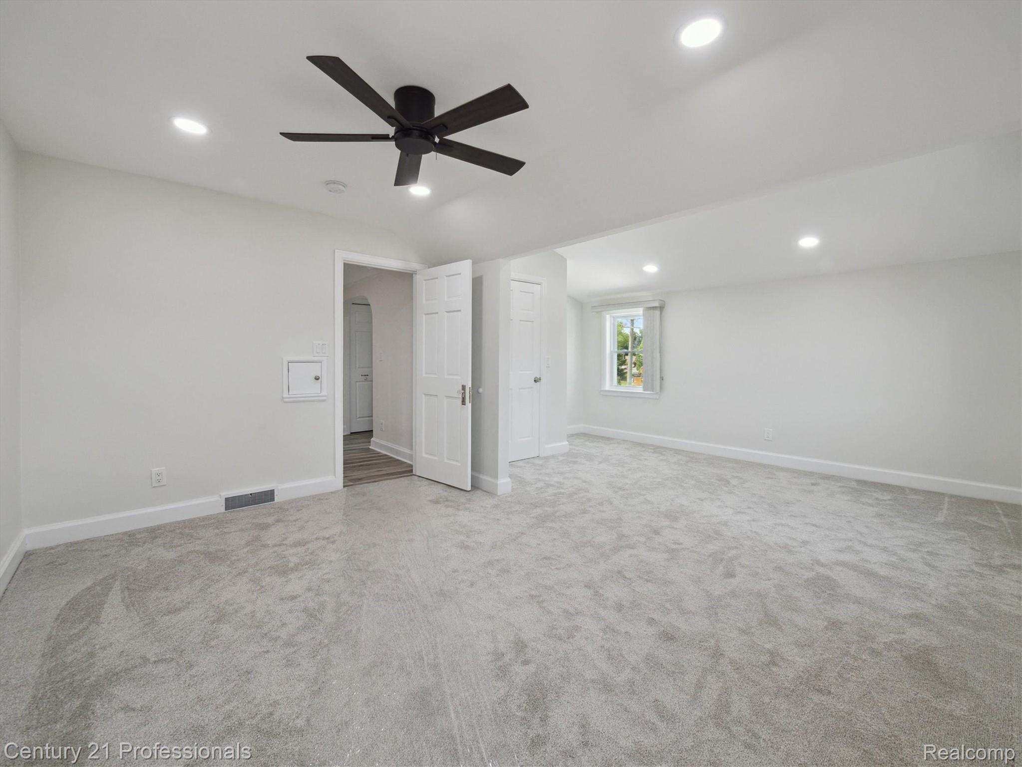 FarmingtonHills, Michigan, 48167, United States, 4 Bedrooms Bedrooms, ,4 BathroomsBathrooms,Residential,For Sale,1895323