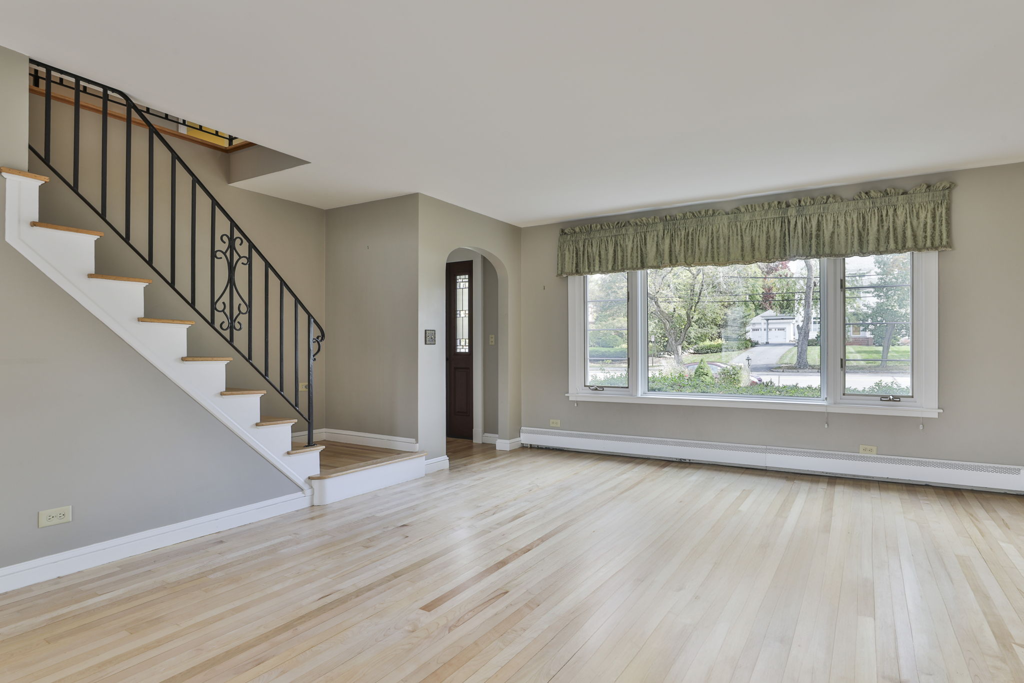 Manchester, New Hampshire, 03104, United States, 3 Bedrooms Bedrooms, ,2 BathroomsBathrooms,Residential,For Sale,1975563