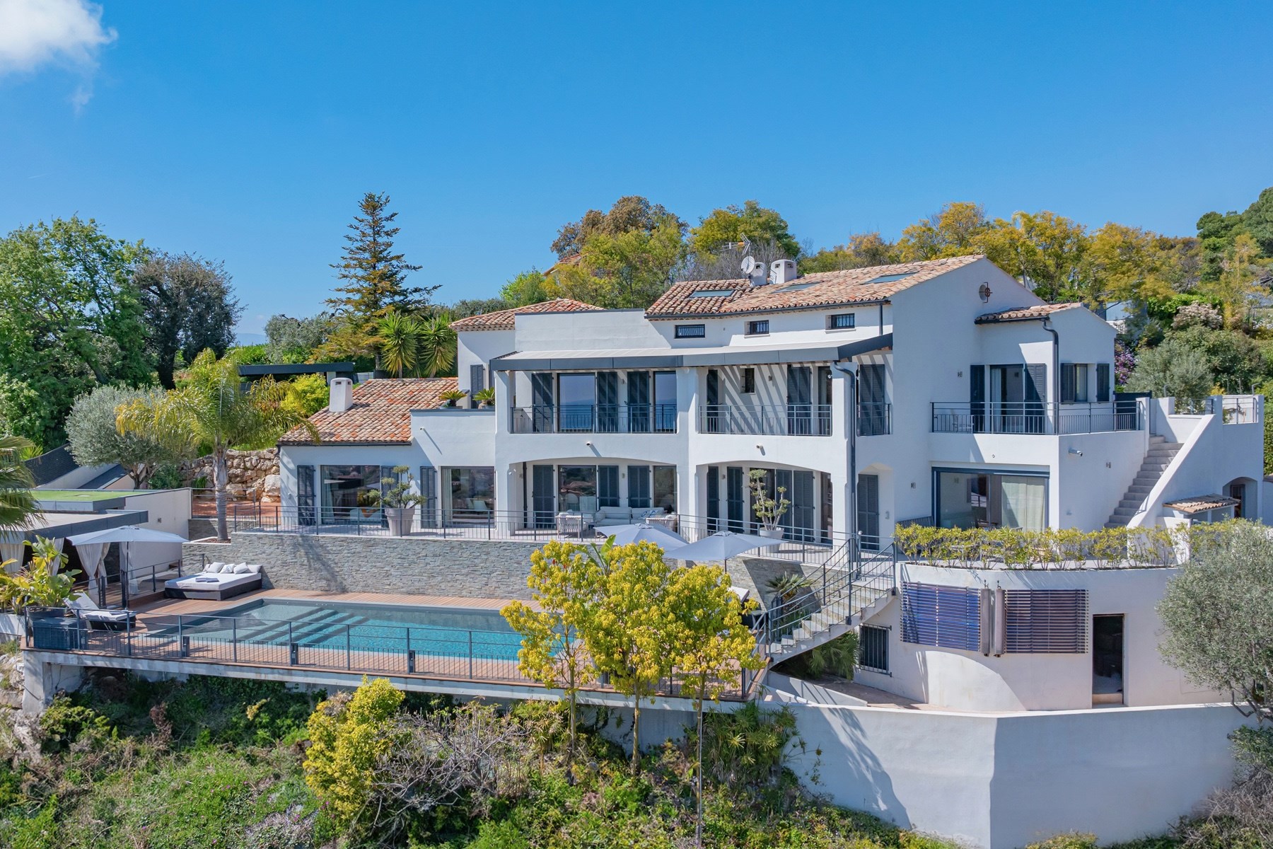  Hills of Cagnes-sur-Mer, luxury renovated sea view villa in a private estate ne… - 物件實景