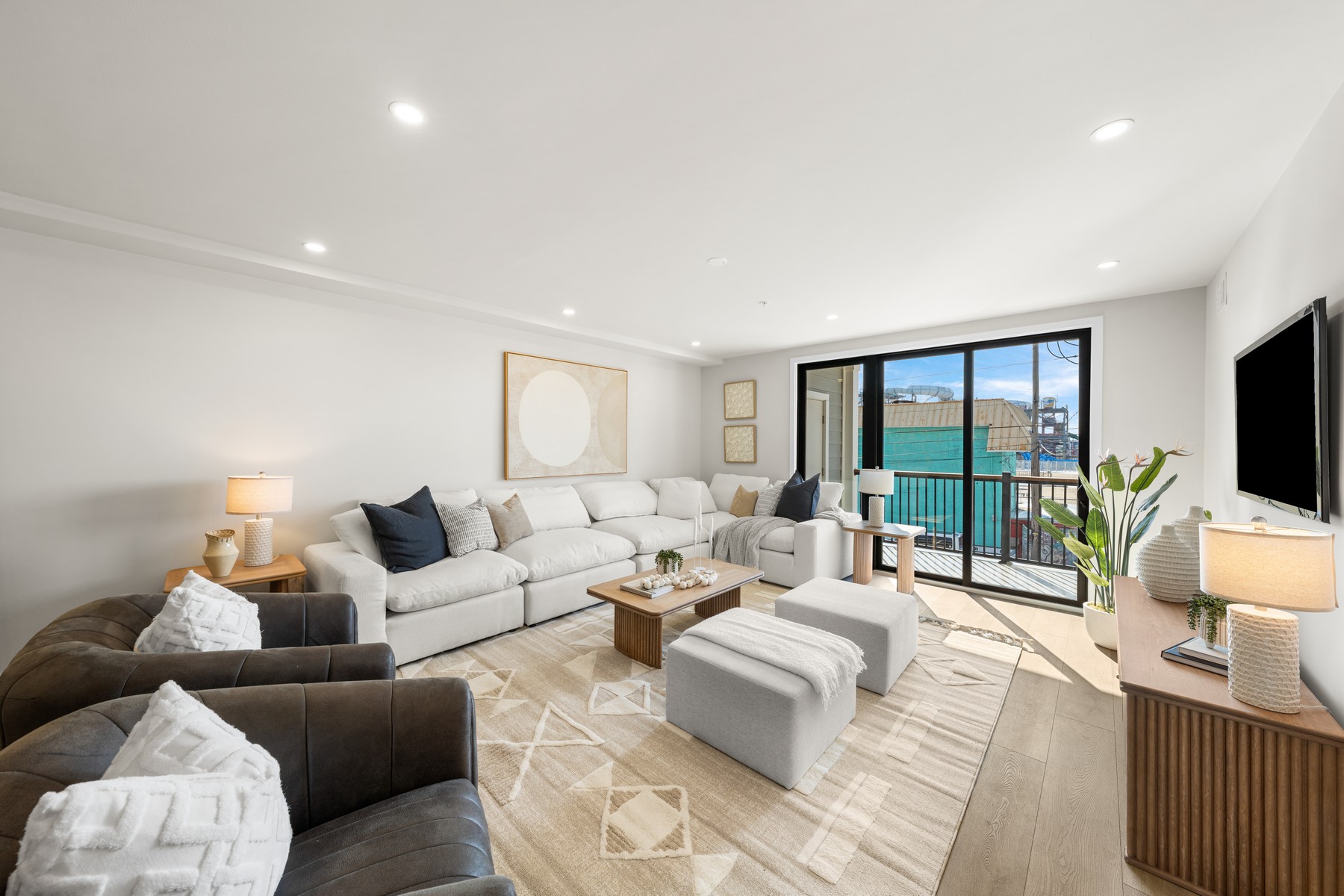  323 E Oak Avenue #202 - 物件實景