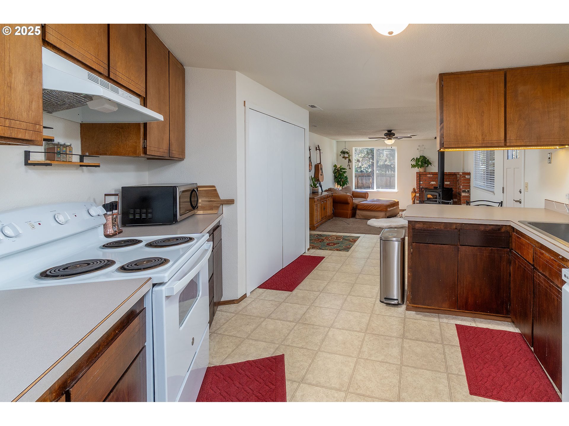 Bend, Oregon, 97701, United States, 3 Bedrooms Bedrooms, ,2 BathroomsBathrooms,Residential,For Sale,1960454