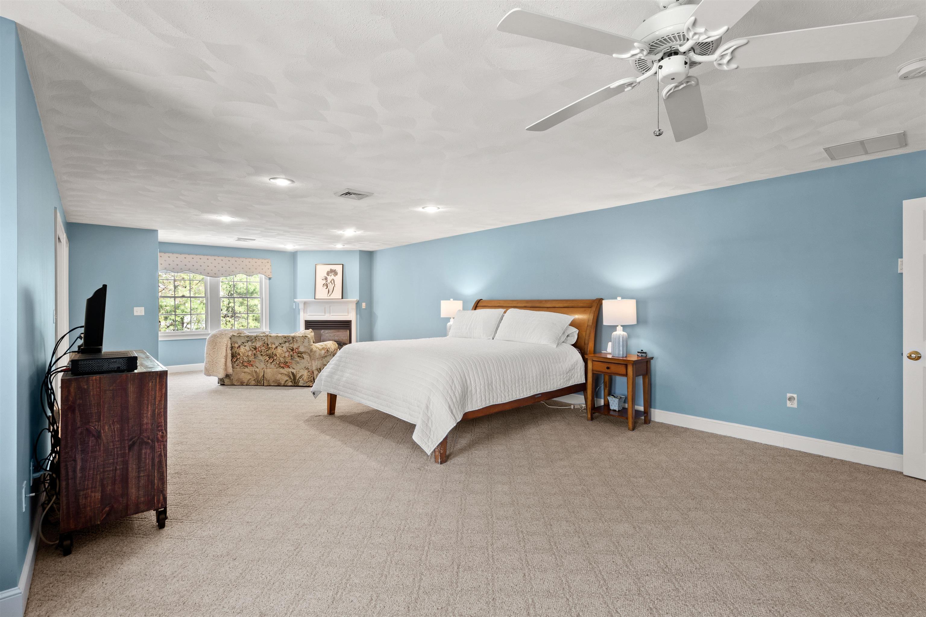 Hollis, New Hampshire, 03049, United States, 4 Bedrooms Bedrooms, ,3 BathroomsBathrooms,Residential,For Sale,1883296