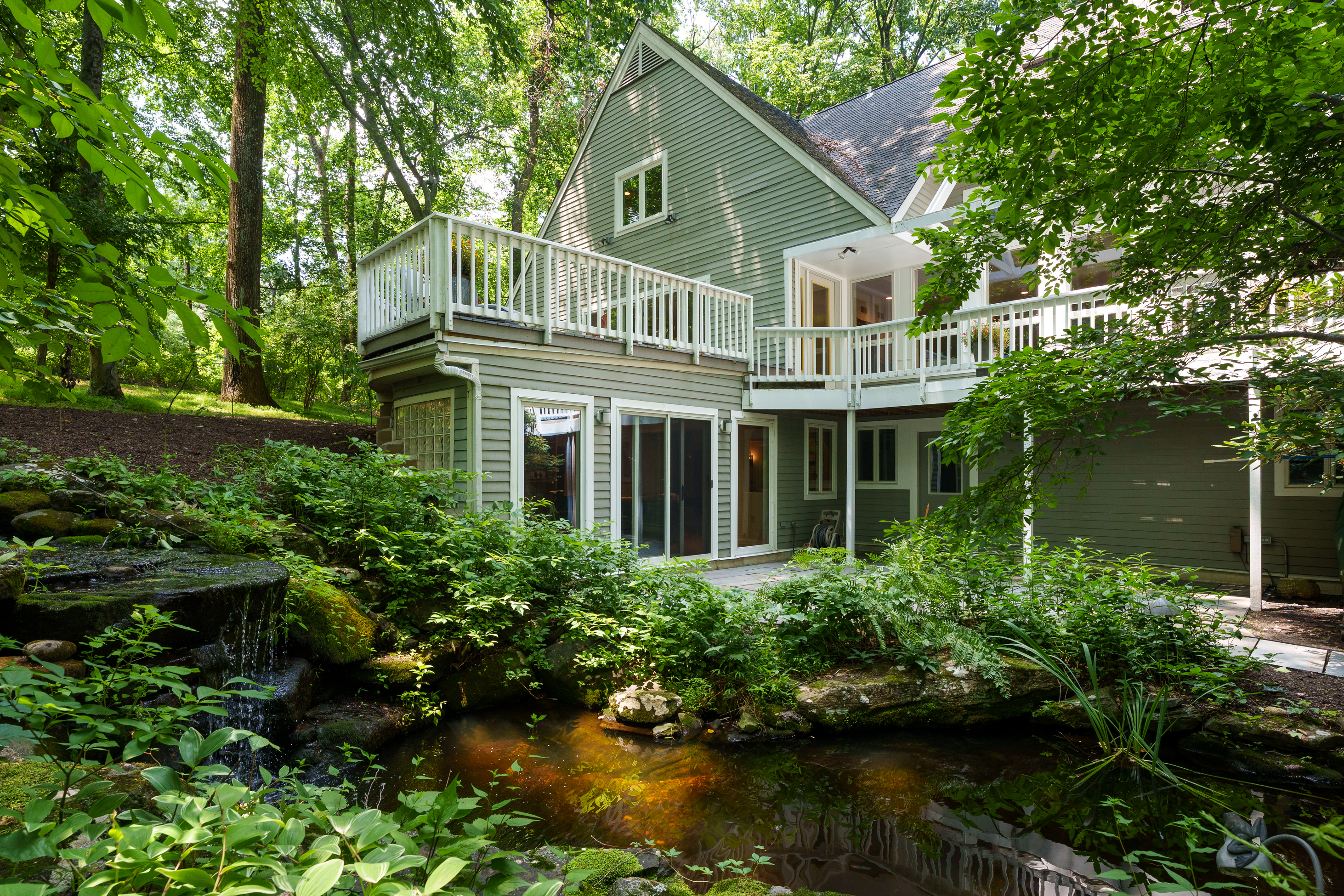  Scenic roads lead to this private 10-acre property - 物件實景