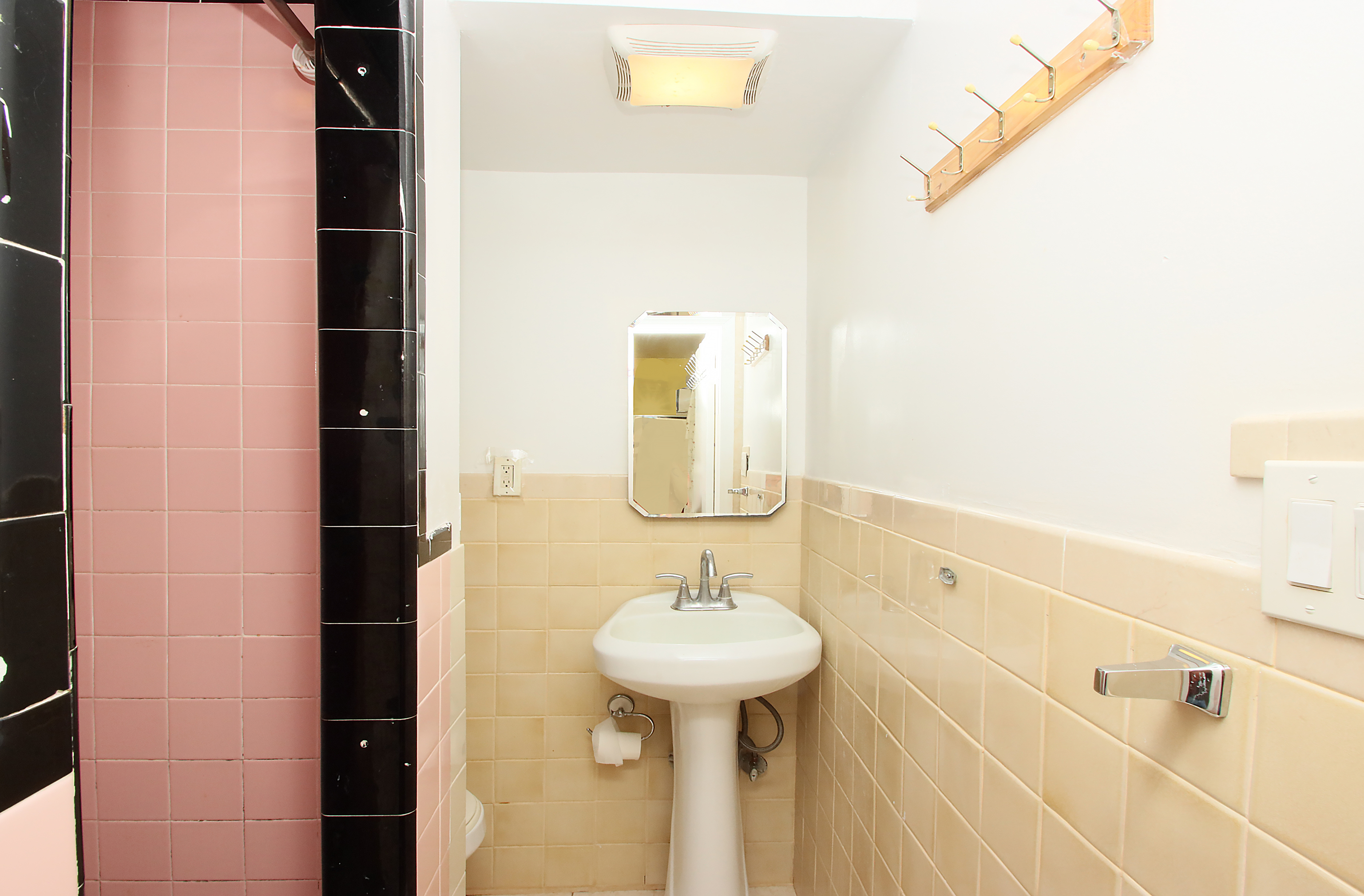 North Haven, Connecticut, 06473, United States, 3 Bedrooms Bedrooms, ,2 BathroomsBathrooms,Residential,For Sale,1989053