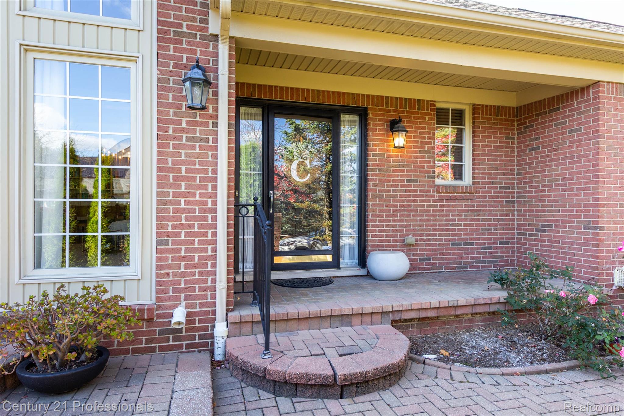 Troy, Michigan, 48098, United States, 2 Bedrooms Bedrooms, ,3 BathroomsBathrooms,Residential,For Sale,1979422