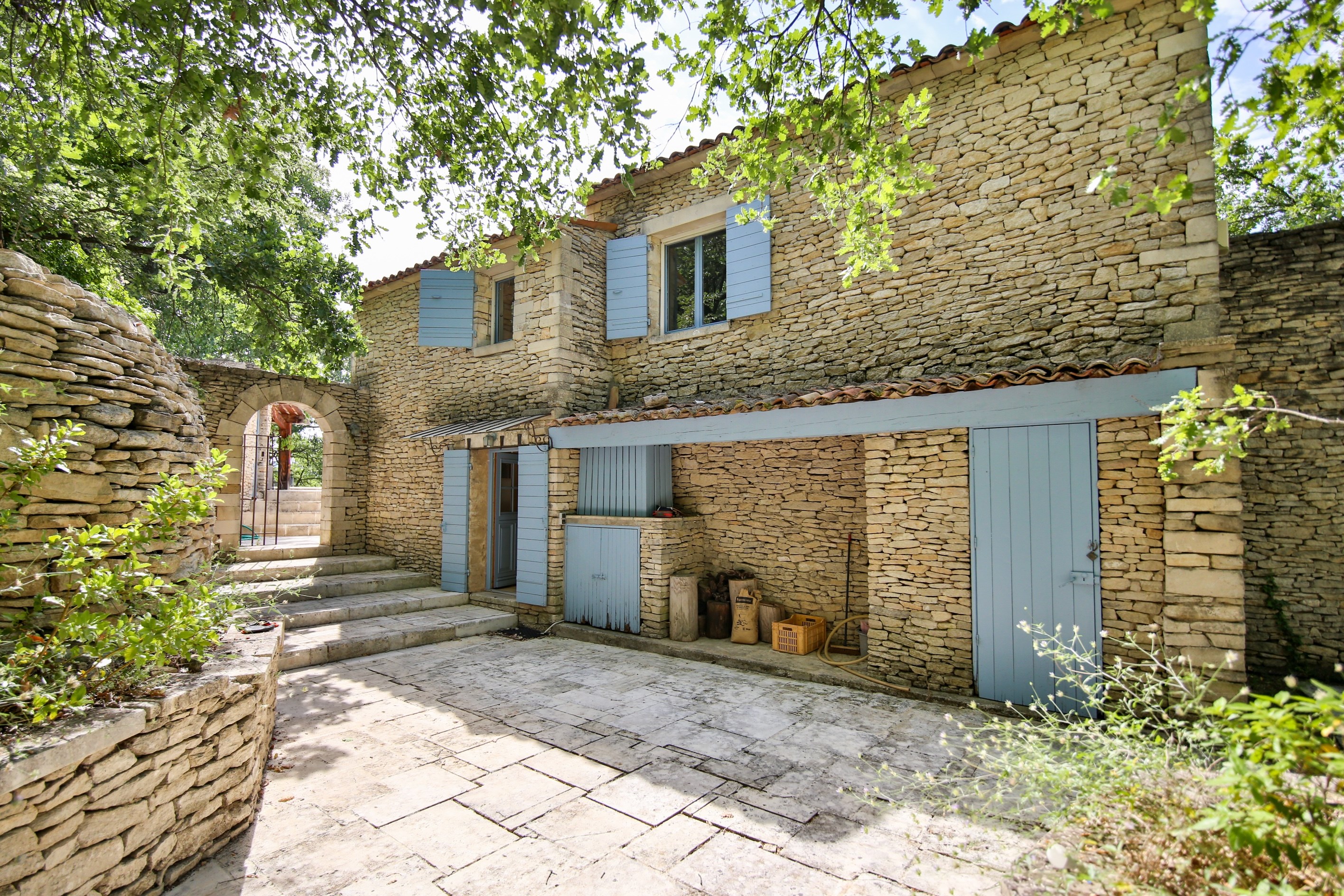  Elegant stone property in the heart of the Luberon