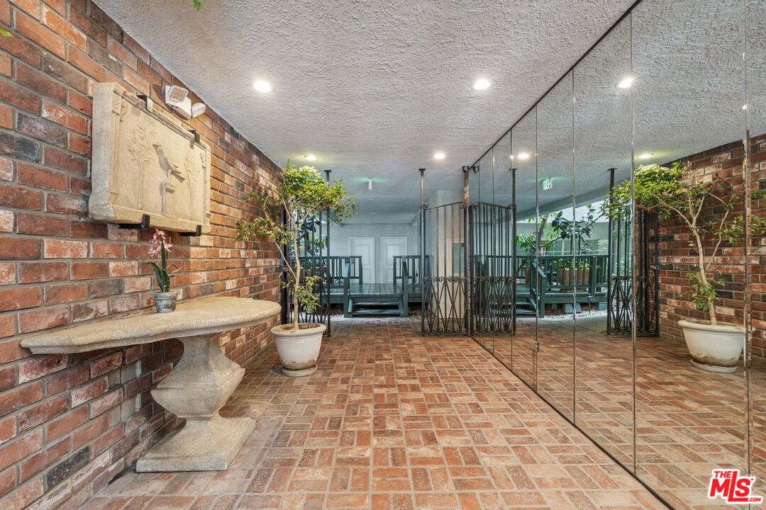 Los Angeles, California, 90024, United States, 2 Bedrooms Bedrooms, ,2 BathroomsBathrooms,Residential,For Sale,1876383