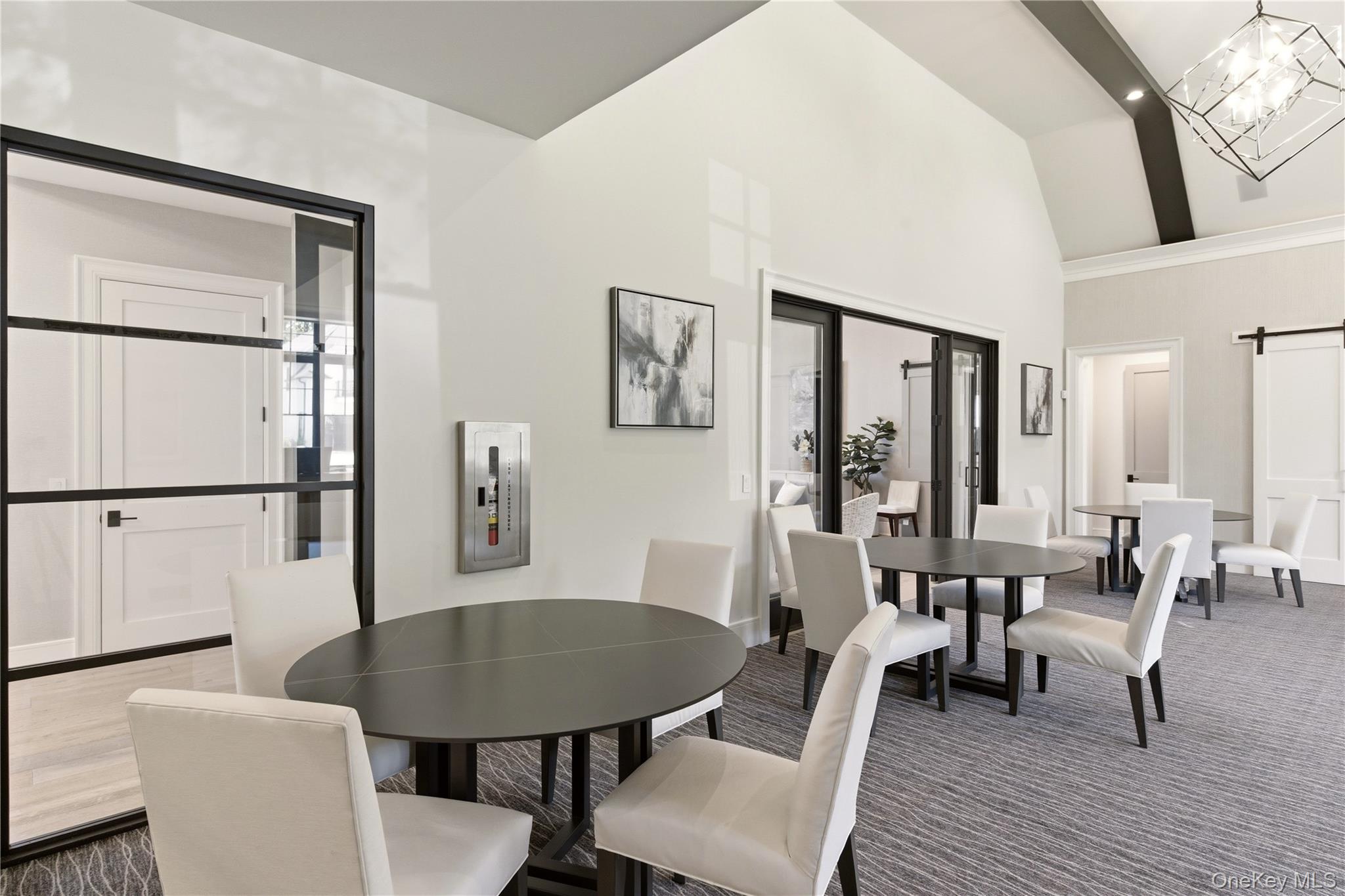  102 Three Ponds Lane E, Woodbury, NY, 11797 - 物件實景