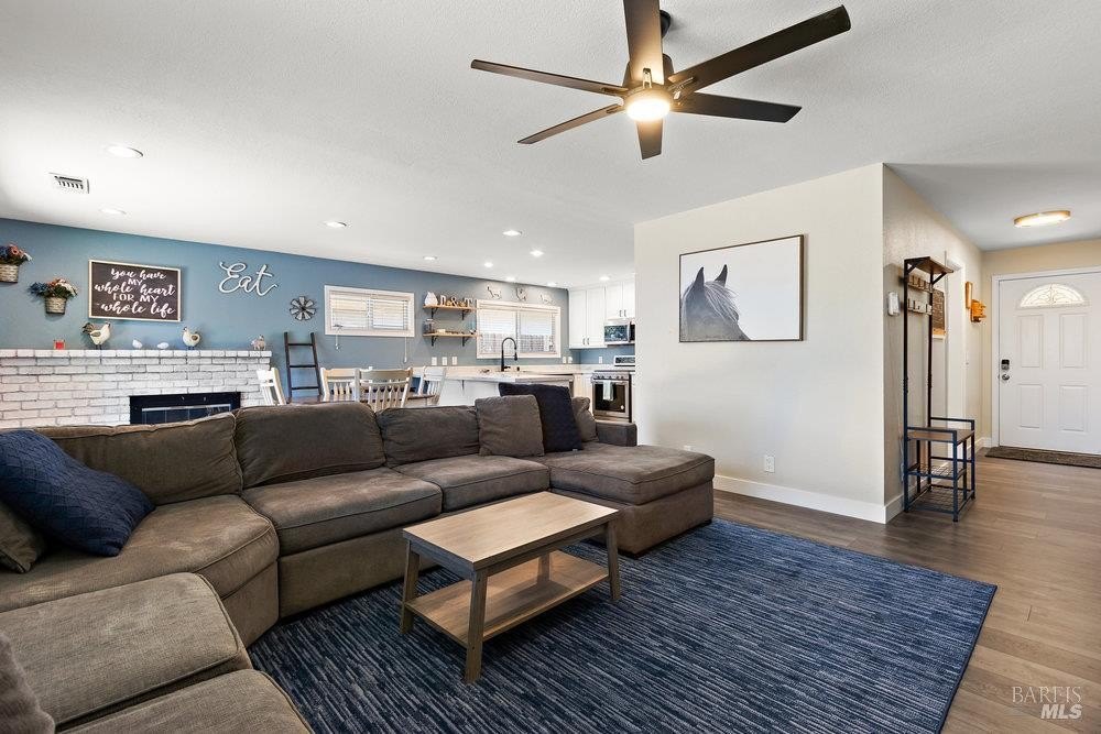 Vacaville, California, 95687, United States, 3 Bedrooms Bedrooms, ,2 BathroomsBathrooms,Residential,For Sale,1940351