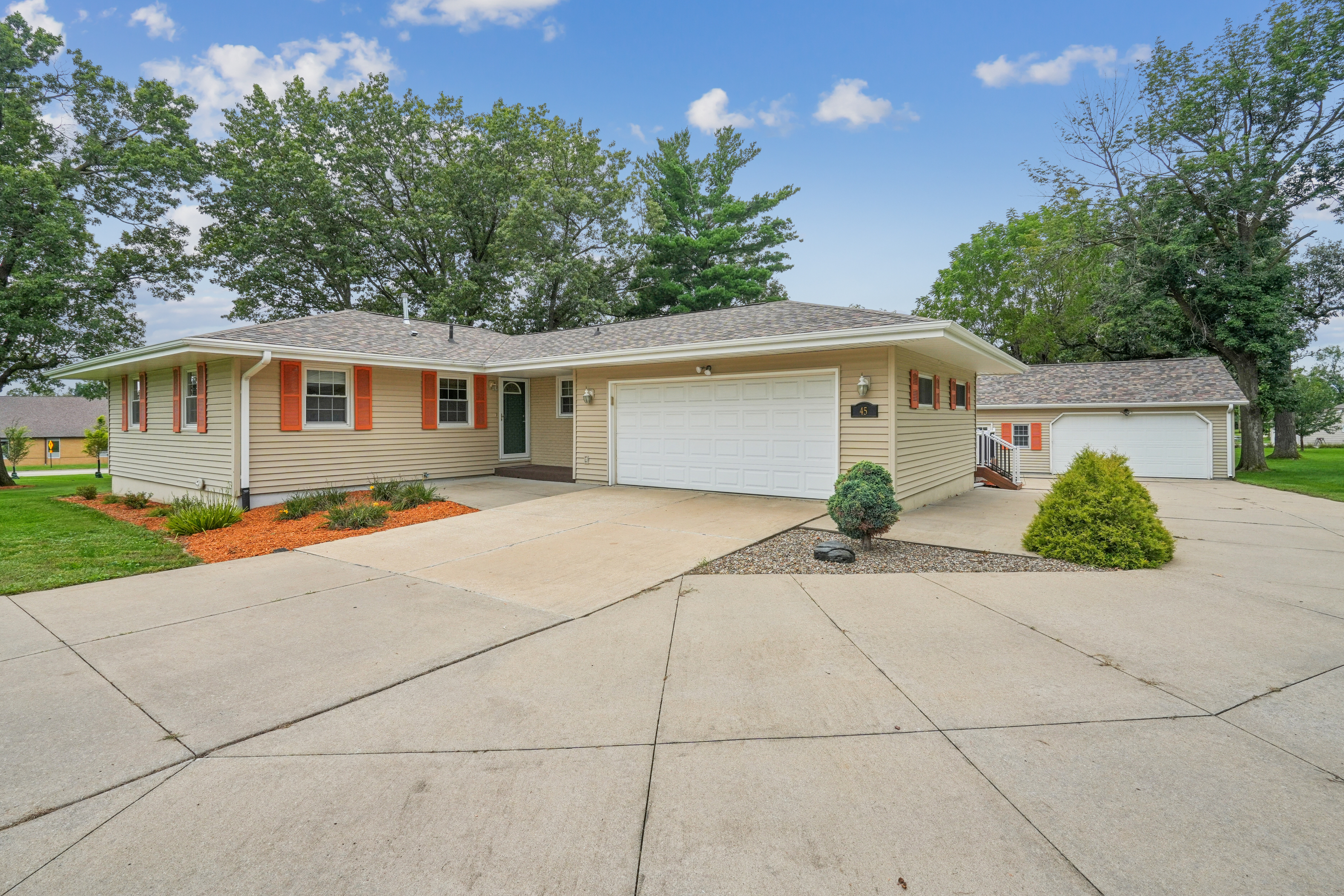 Mentzer Rd, Robins, IA 52328 #1