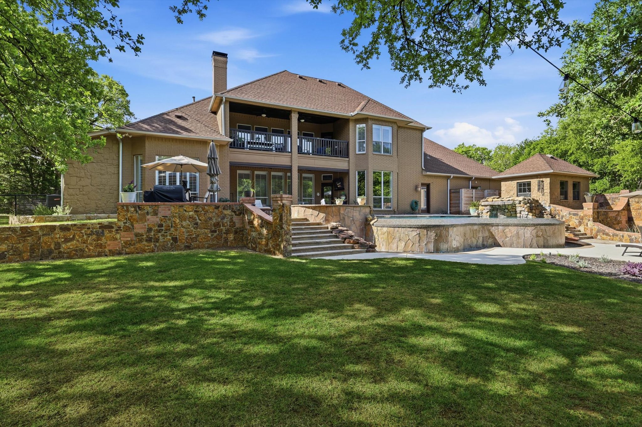  Resort-Style Estate Living on 1.9 Wooded Acres in Prestigious Shadow Wood Estate - 物件實景