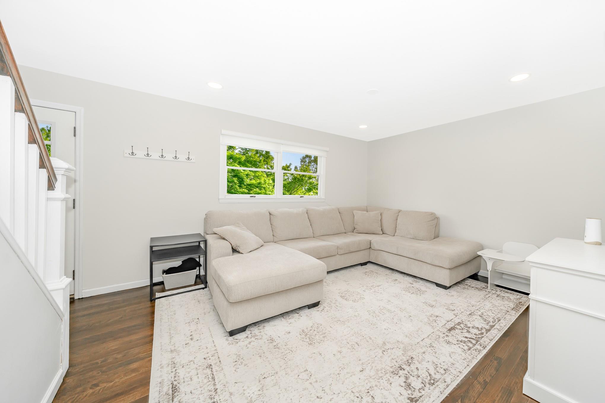 West Babylon, New York, 11704, United States, 3 Bedrooms Bedrooms, ,2 BathroomsBathrooms,Residential,For Sale,1887833