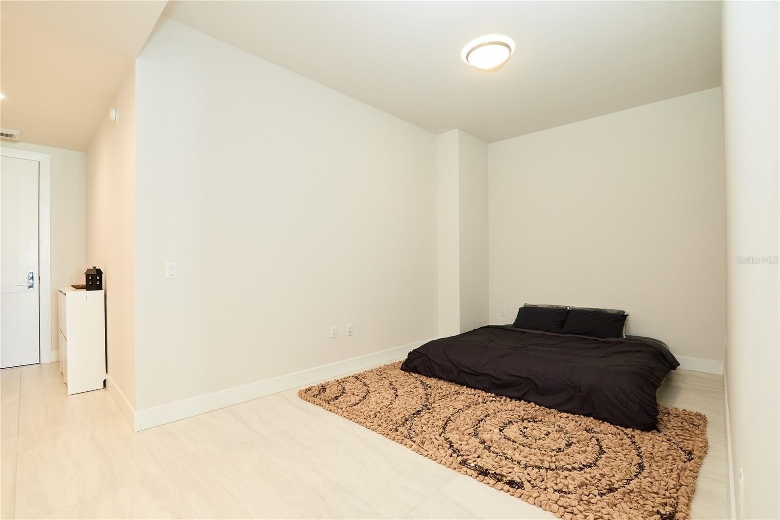 ST PETERSBURG, Florida, 33701, United States, 2 Bedrooms Bedrooms, ,3 BathroomsBathrooms,Residential,For Sale,1981835