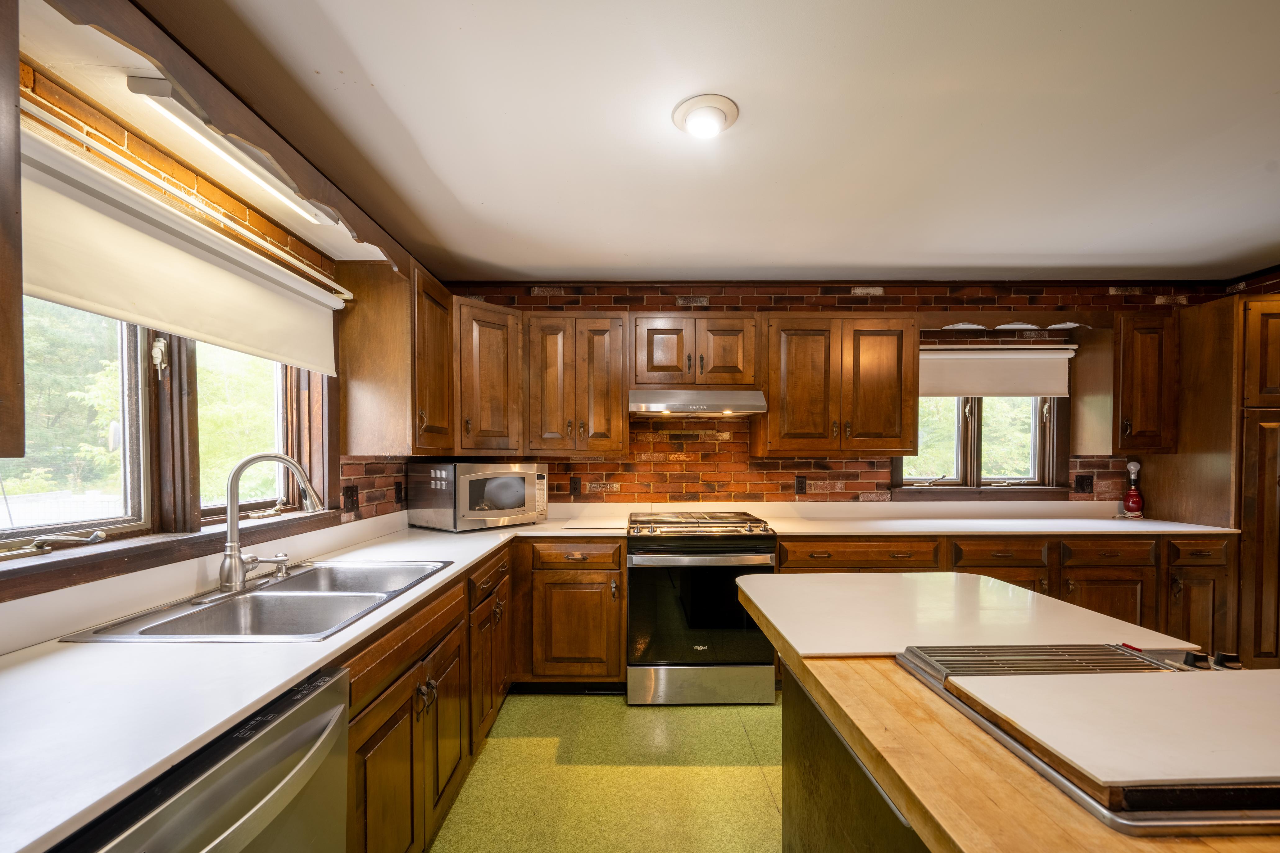  92 Champlain Avenue, Ticonderoga, NY, 12883 - 物件實景