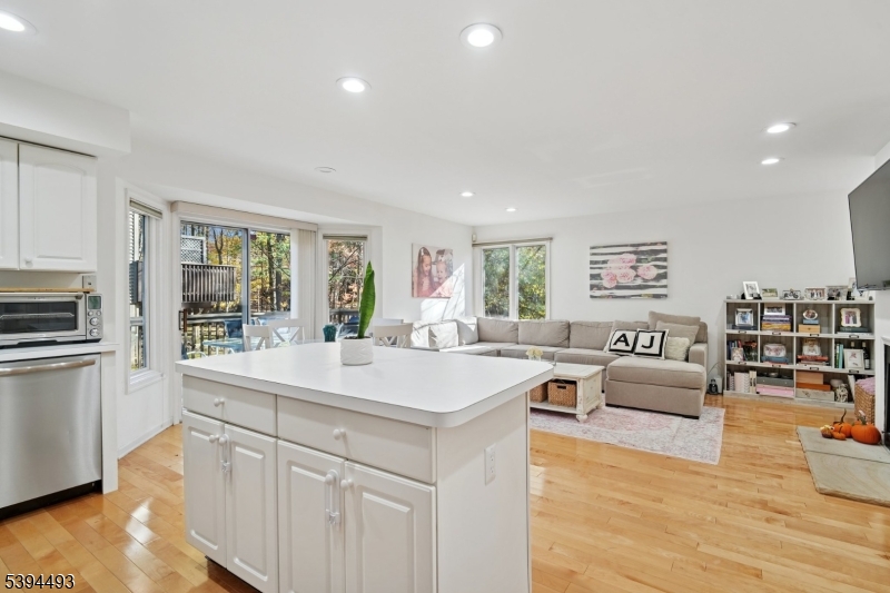 West Orange Twp., New Jersey, 07052, United States, 3 Bedrooms Bedrooms, ,3 BathroomsBathrooms,Residential,For Sale,1987656