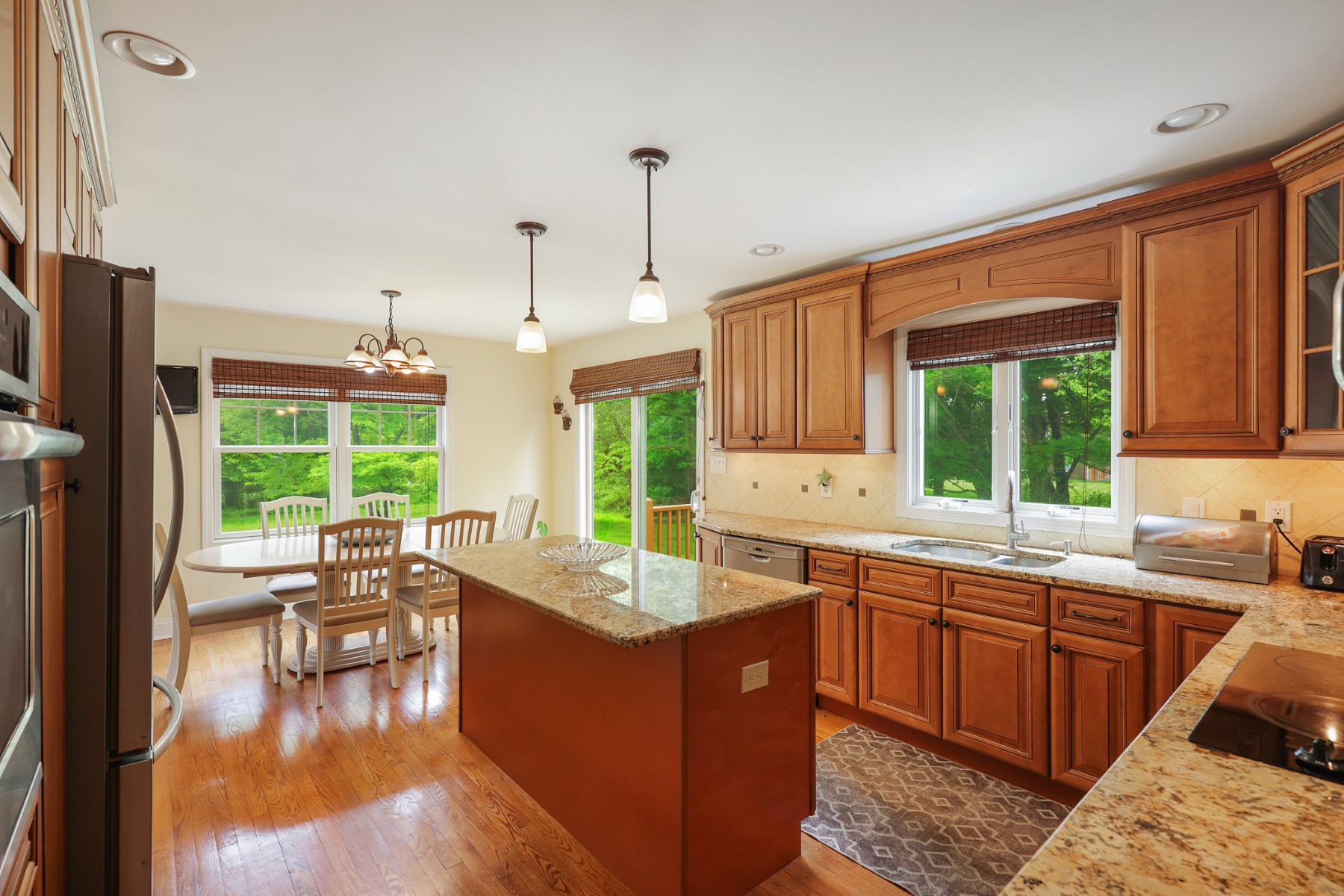  Beautifully Maintained Colonial Situated on a Quiet Cul-de-Sac - 物件實景