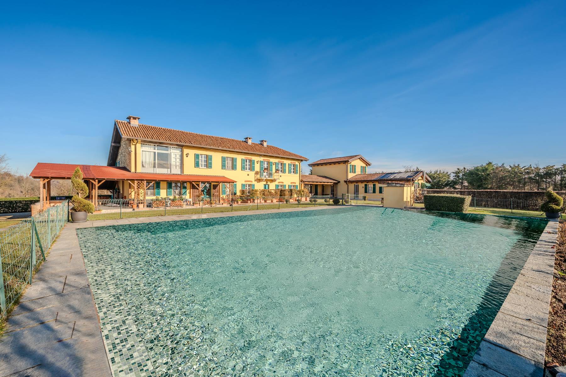 Panoramic hilltop property surrounded by vineyards 