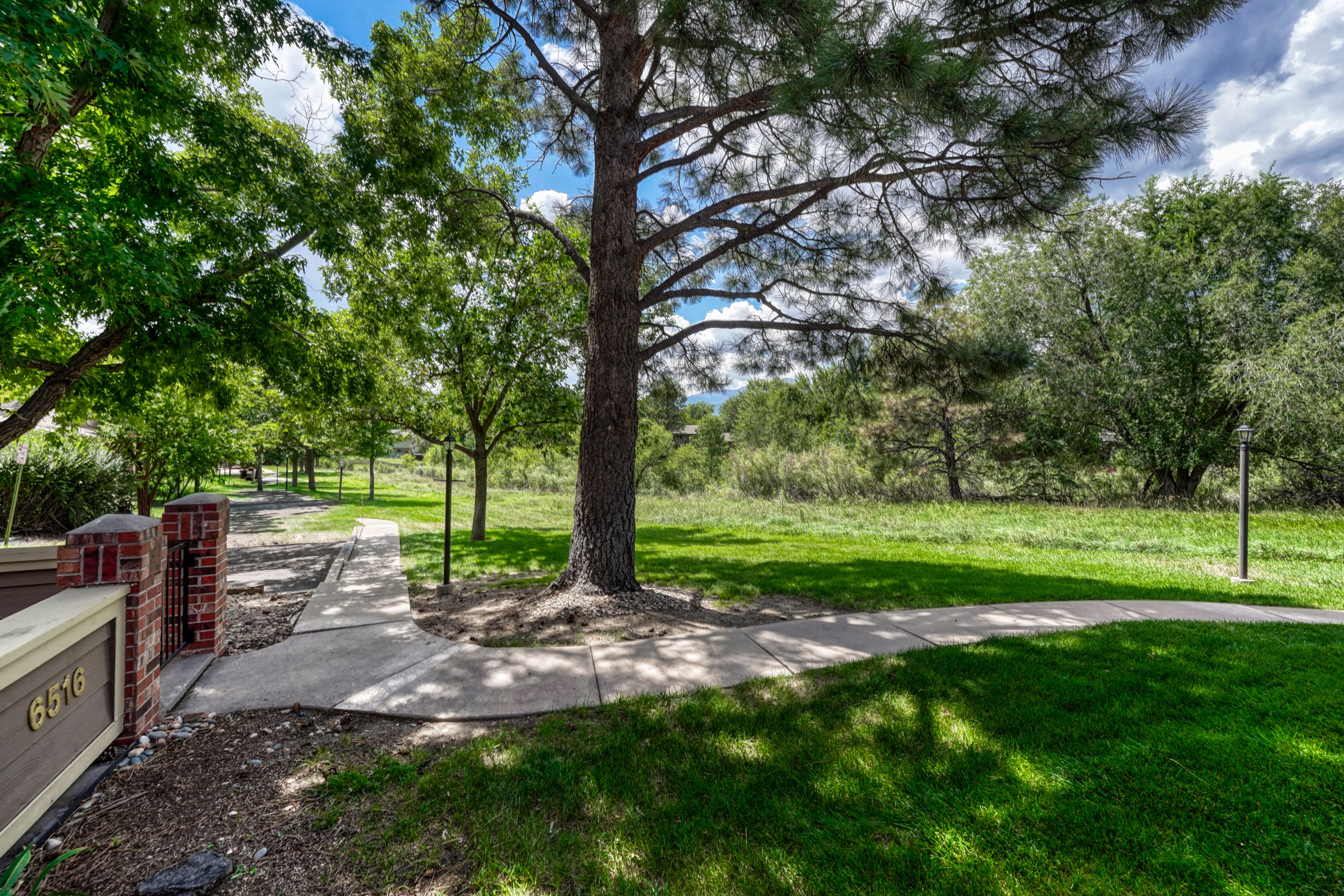  Rockrimmon Townhome with Trail Access & Private Patio - 物件實景