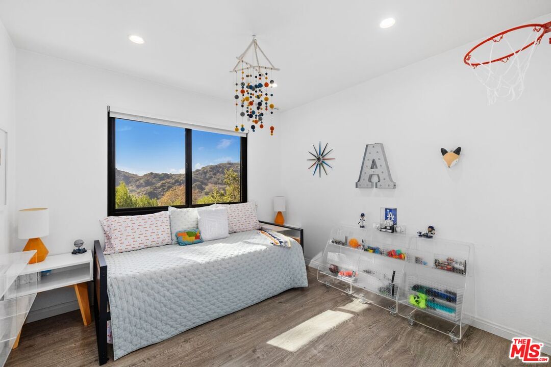 Los Angeles, California, 90077, United States, 5 Bedrooms Bedrooms, ,1 BathroomBathrooms,Residential,For Sale,1987970