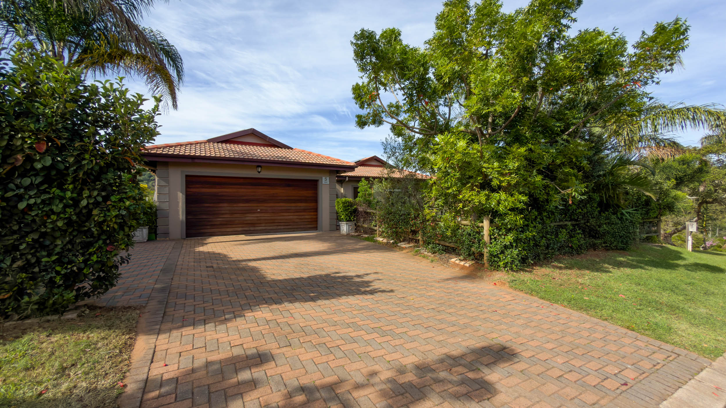  Forest Retreat with Solar Power and Exceptional Outdoor Living in Seaward Estate - 物件實景